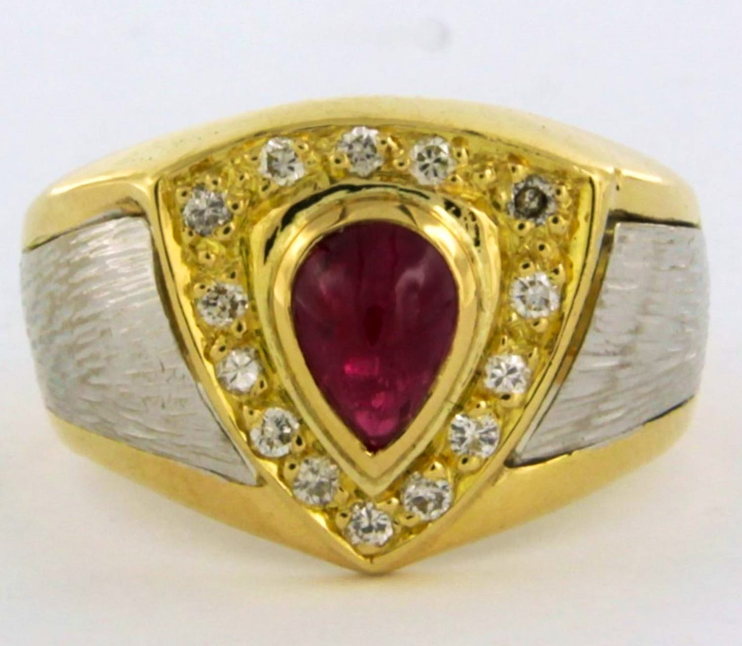 18k bicolour gouden ring bezet met robijn en briljant geslepen diamant 0.21 ct kopen? Bied vanaf 550!