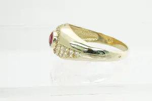 20- Sierlijke 14 krt gouden dames entourage ring met gefacetteerde rode steen kopen? Bied vanaf 170!