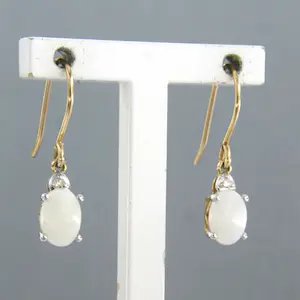 Gele oorhangers (BWG) met opaal en single cut geslepen diamant 0.02ct kopen? Bied vanaf 50!