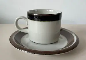 Arabia - Twee kop- en schotels servies Karelia - ontwerp Anja Jaatinen-Winquist kopen? Bied vanaf 25!