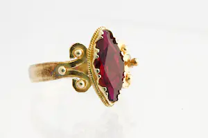 123 - Klassiek model ovalen 14 Krt geel gouden ring met rode edelsteen kopen? Bied vanaf 110!