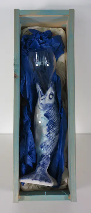 Marijke Gémessy - Haringglas 'Vis moet zwemmen' - 6 x Multiple van glas+keramiek in houten kistje kopen? Bied vanaf 250!