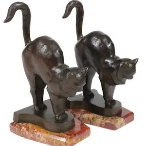 Charles Charles - Twee Art deco bronzen katten op marmer sokkels kopen? Bied vanaf 1800!