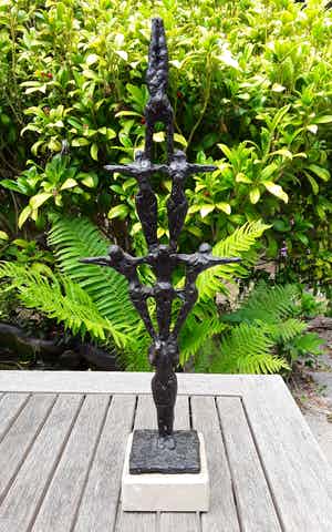 John Bier - Beeld in brons met marmeren voet van 7 acrobaten. verkocht voor € 85!