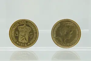 47- TWEE  900/1000 (90%) gouden "vijfjes" - Koningin Wilhelmina - 1912 kopen? Bied vanaf 440!