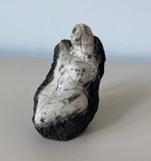 Niet of onleesbaar gesigneerd - Raku aardewerken vrouwfiguur kopen? Bied vanaf 1!