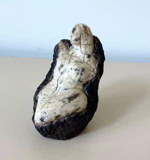 Niet of onleesbaar gesigneerd - Raku aardewerken vrouwfiguur verkocht voor € 1!