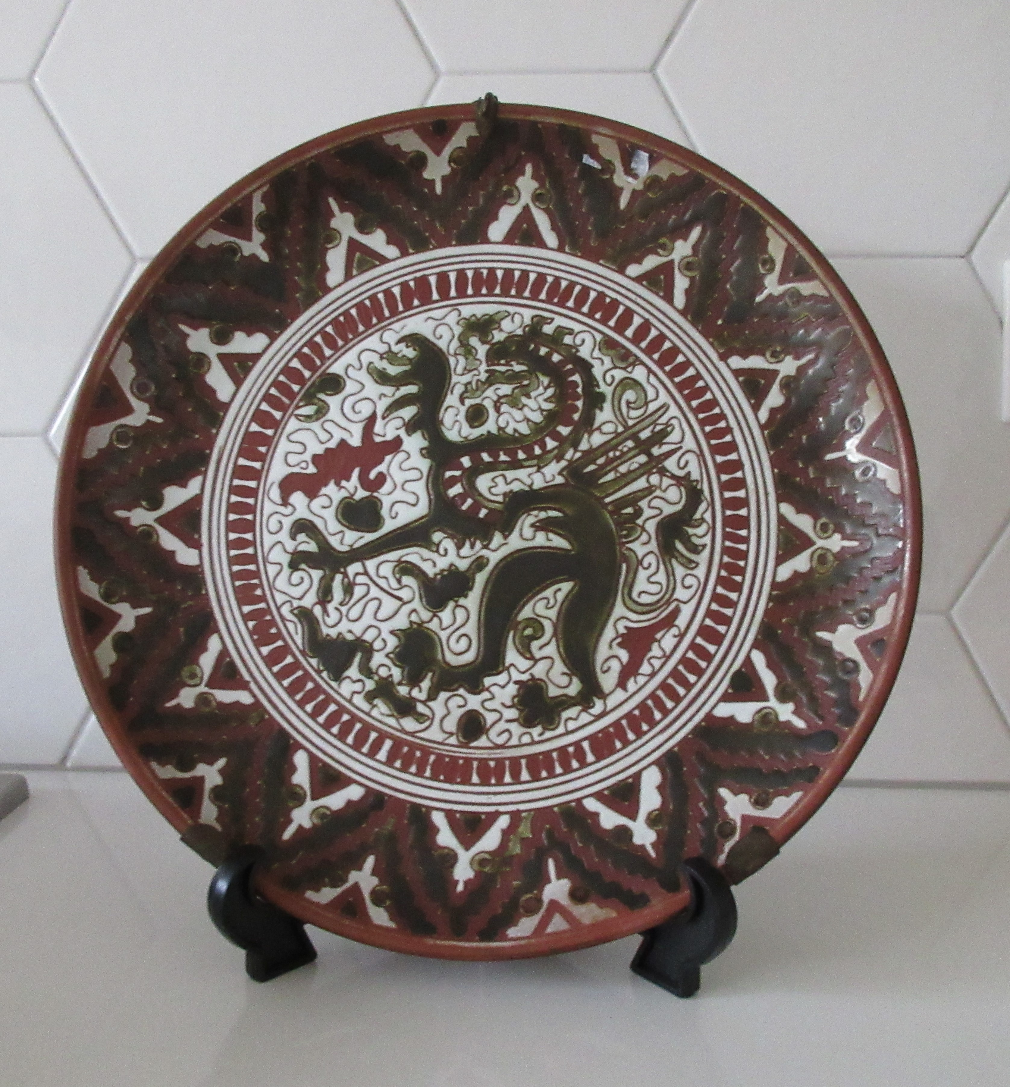 Niet of onleesbaar gesigneerd - Bariloche terracotta sierbord verkocht voor € 1!