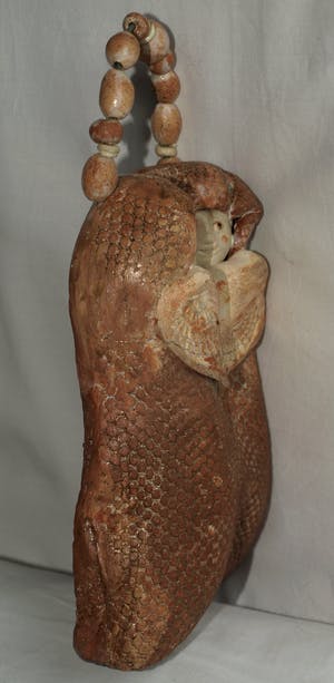 Heidi Daamen - Beeldje van keramiek , “2 Mensjes in een draagzak“ - gesigneerd - 1970 kopen? Bied vanaf 1!