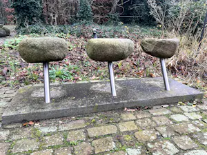 Michiel Van Luijn - zwerfbank met drie stenen kopen? Bied vanaf 300!