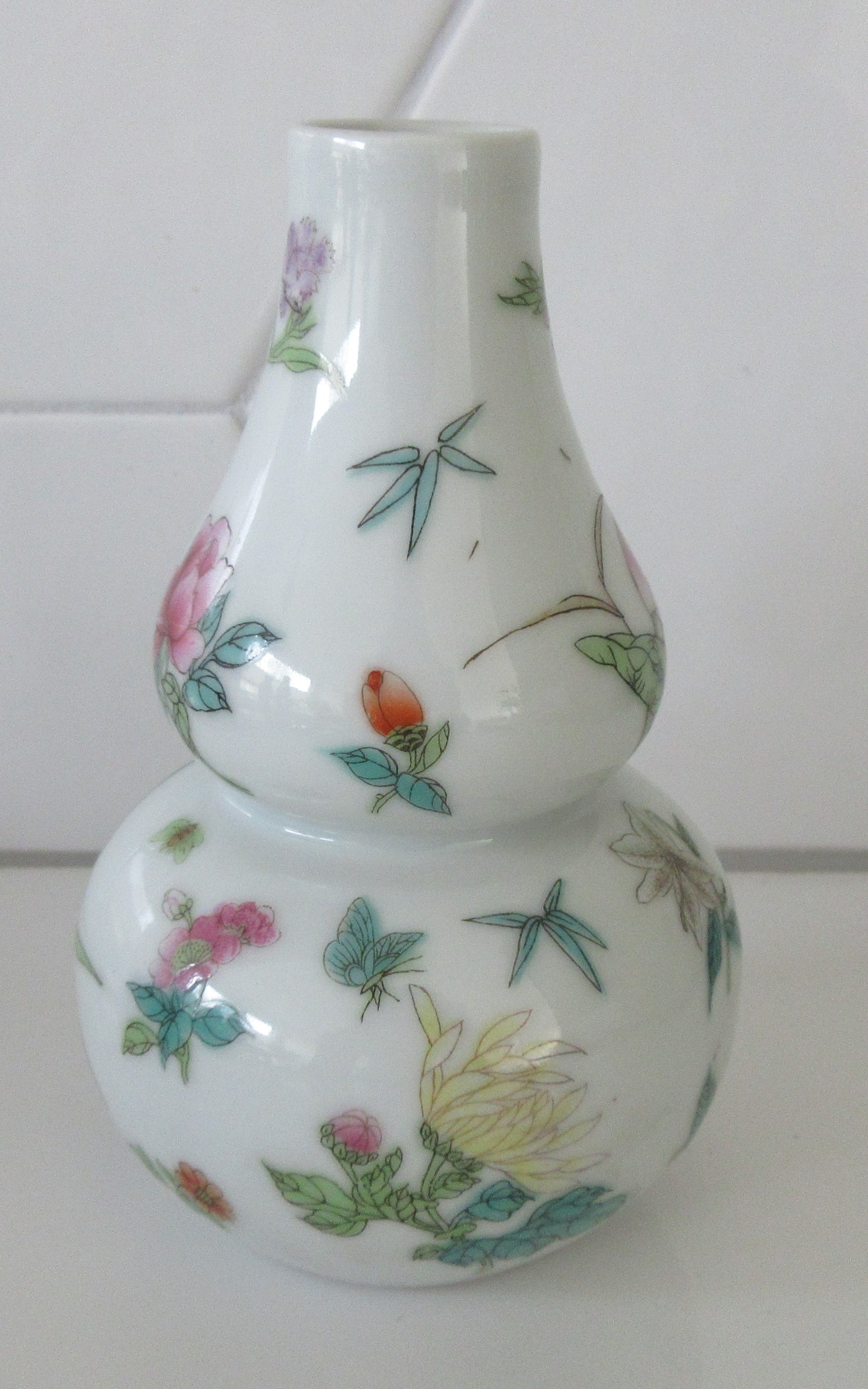 Niet of onleesbaar gesigneerd - Drie Chinese porseleinen Famille Rose vaasjes kopen? Bied vanaf 1!