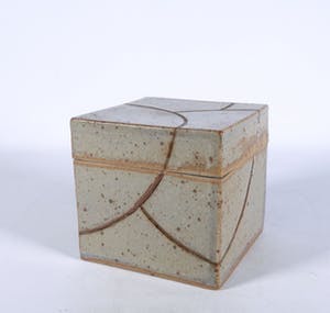 Henriette Syatauw - Aardewerk, Doos met geometrisch decor kopen? Bied vanaf 50!