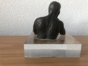 Brons (Onbekend) - Modern bronzen beeldje op plexiglas voet. kopen? Bied vanaf 25!