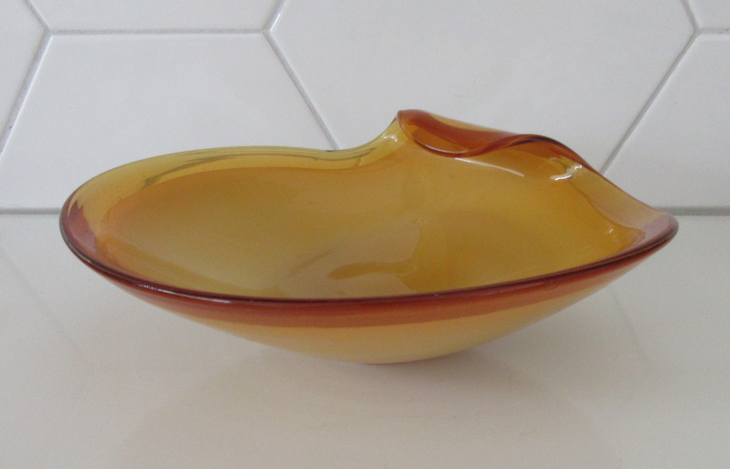 Niet of onleesbaar gesigneerd - Murano amber en ivoor witte glazen vrijgevormde schaal kopen? Bied vanaf 1!