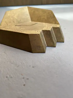 Niko de Wit - Jaarpenning VPK 1990 (#1) “Getrapt blok” – messing kopen? Bied vanaf 20!