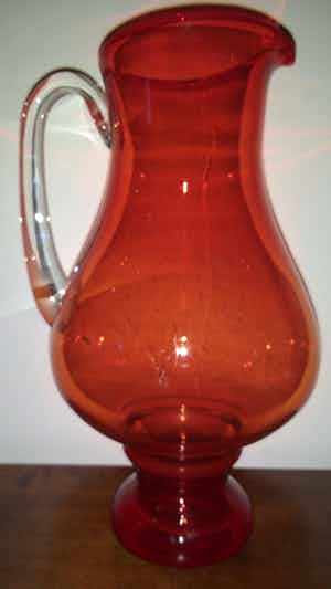 Niet of onleesbaar gesigneerd - Mooi rode transparante vaas + 2 glazen staande tulpen verkocht voor € 1!