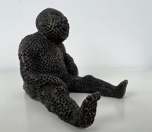 Carolein Smit - Sculptuur | 'Zittend jongetje met bal' | 2006 kopen? Bied vanaf 300!