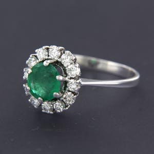 18K Goud - witgouden ring bezet met smaragd en briljant geslepen diamanten kopen? Bied vanaf 500!