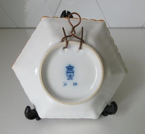 Koninklijke Tichelaar Makkum - Zeshoekig miniatuur wandbordje SOS Kinderdorpen kopen? Bied vanaf 18!