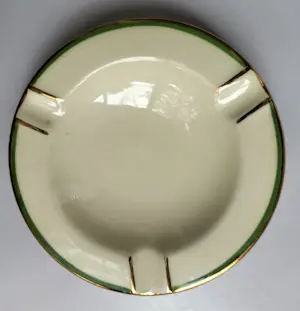 Plateelbakkerij Zuid-Holland - Schaaltje met verschillende asbakjes (9) kopen? Bied vanaf 25!