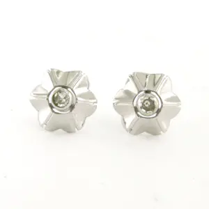 Acheter14k wit gouden oorbellen bezet met single geslepen diamanten 0.05ct? Enchérissez de 120!