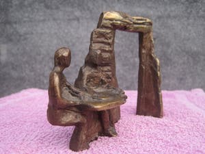 Brons (Onbekend) - Zittend naast de poort. kopen? Bied vanaf 35!