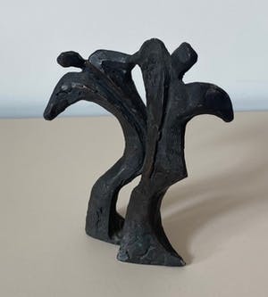 Niet of onleesbaar gesigneerd - Verbronsd abstract beeld van twee dansende of feestende figuren kopen? Bied vanaf 1!