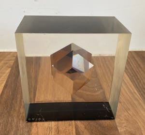 Niet of onleesbaar gesigneerd - Modernistische plexiglazen presse papier met hologram gesigneerd CK kopen? Bied vanaf 1!