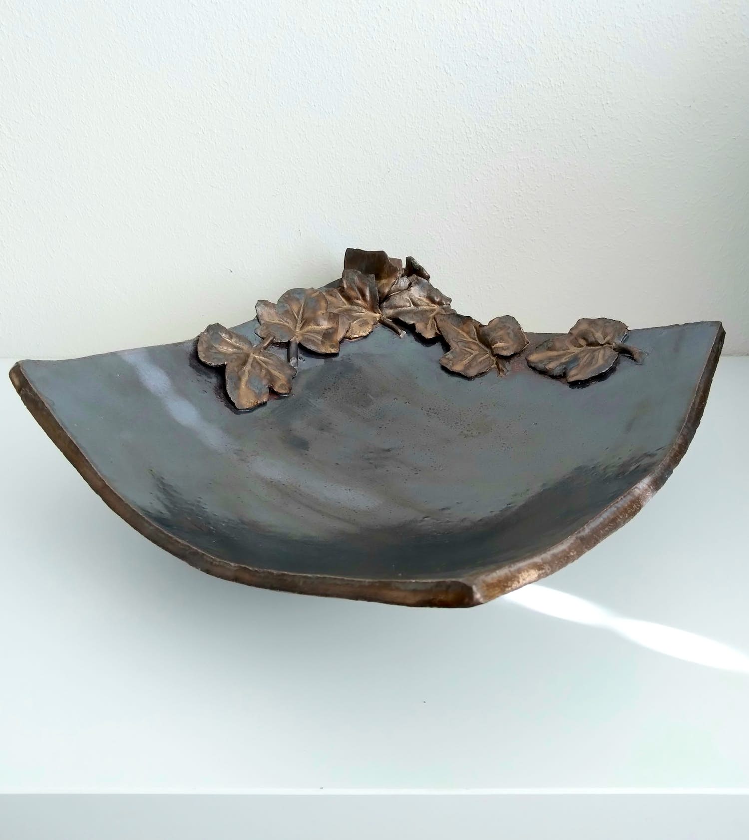 Niet of onleesbaar gesigneerd - Grote, handgemaakte schaal - Keramiek verkocht voor € 1!