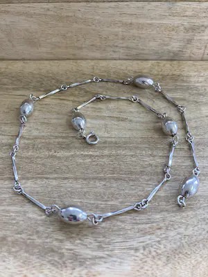Zilveren ketting met gedraaide staafjes en zes koffieboonvormige  schakels kopen? Bied vanaf 29!