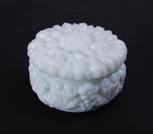 Curt Schlevogt - Art deco 'Ingrid' dekseldoosje met een reliëf decor 'Zonnenbloem' kopen? Bied vanaf 19!