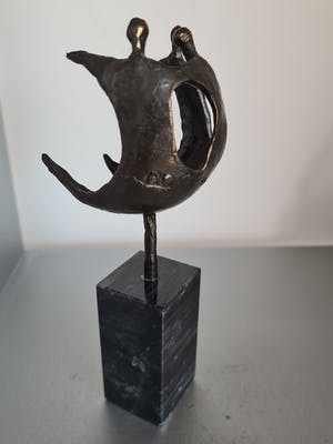 Corry Ammerlaan - Beeld " Samen een geheel / Hand in hand vooruit " kopen? Bied vanaf 35!