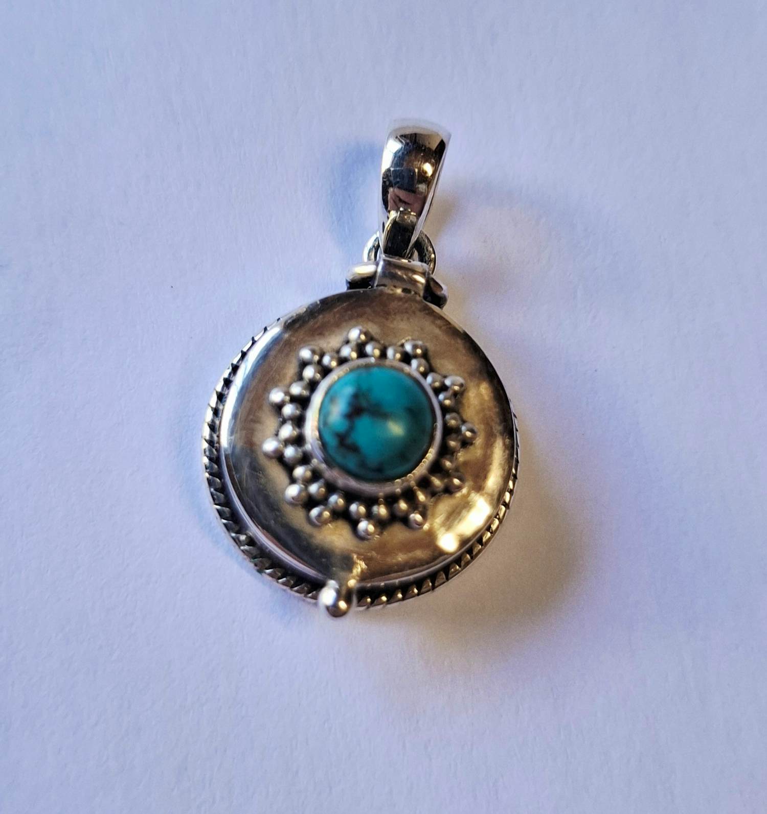 Nieuwe zilveren medaillon hanger met turquoise, edelsteen kopen? Bied vanaf 60!