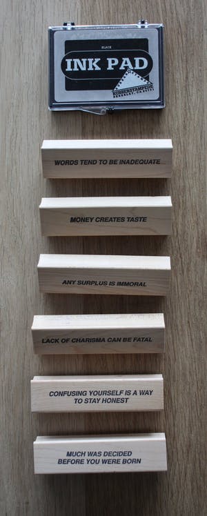 Jenny Holzer - De "Truisms Stamp Set" kopen? Bied vanaf 450!