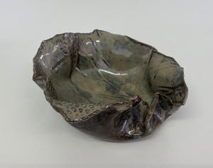 Niet of onleesbaar gesigneerd - Vrijgevormd gevouwen keramisch object kopen? Bied vanaf 1!