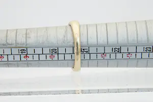 200- Massieve 14 krt geel-goud & diamanten rij- ring - gematteerde afwerking kopen? Bied vanaf 280!