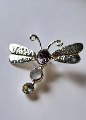 Zilveren vlinder met facet geslepen aquamarijn , maansteen , amethist kopen? Bied vanaf 40!