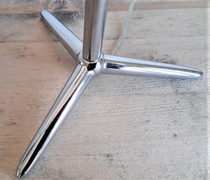 Curiosa - Stijlvolle strak vormgegeven verchroomd metalen tafellamp met artistieke kap. kopen? Bied vanaf 1!