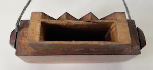 Niet of onleesbaar gesigneerd - Antieke handgesneden houten "Tongal" Sumba Tabaksdoos\portemonnee uit Indonesië kopen? Bied vanaf 1!