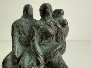 Karin Beek - bronzen sculptuur | 'Familie op een bank' kopen? Bied vanaf 100!