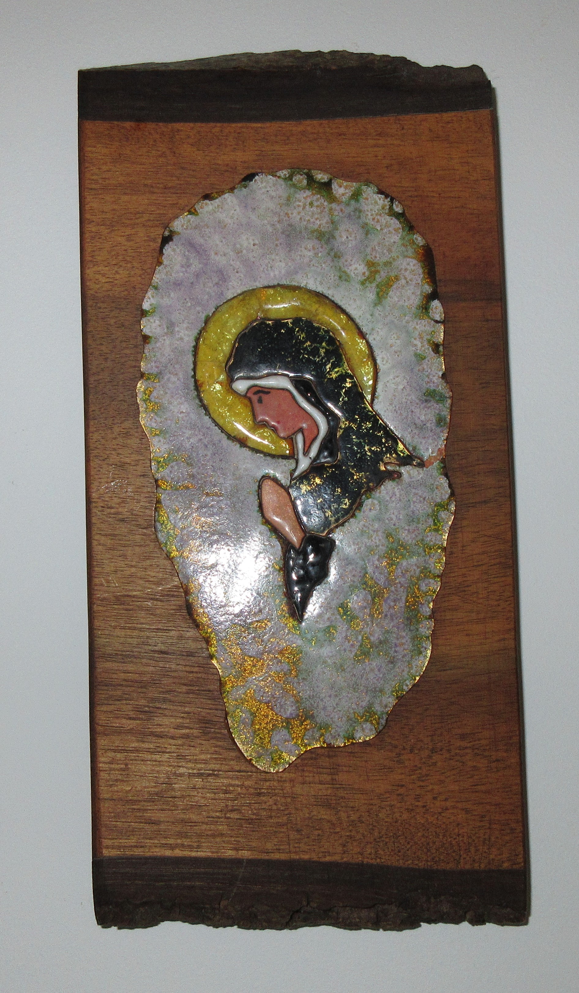 Niet of onleesbaar gesigneerd - Kunstemaille op houten wandplaquette van een Madonna verkocht voor € 1!