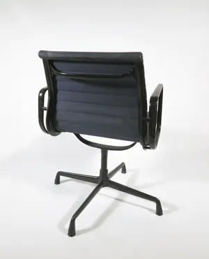 Ray en Charles Eames - Donkerblauwe EA 108 stoel met zwart frame kopen? Bied vanaf 1!