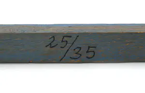 Klaas Gubbels - Blauw geverfd houten beeld, tafel met omgekeerde koffiekan - 2001 kopen? Bied vanaf 1250!