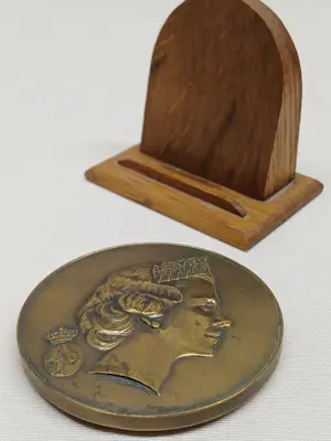 Carlos Van Dionant - penning / medaille brons koningin Fabiola van België kaufen? Bieten Sie von 200!