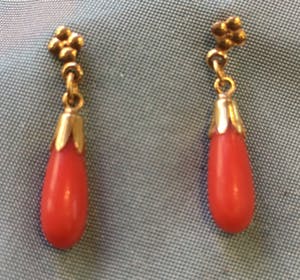 14K Goud - geelgouden oorhangers met bloedkoraal kopen? Bied vanaf 50!