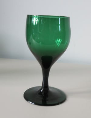 Curiosa - Vier antieke begin 19e eeuw Witte Wijnglazen van groen glas kopen? Bied vanaf 1!