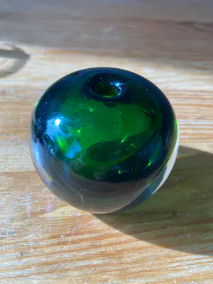 Vicke Lindstrand - Glazen bolvaasje groen in transparant glas kopen? Bied vanaf 35!