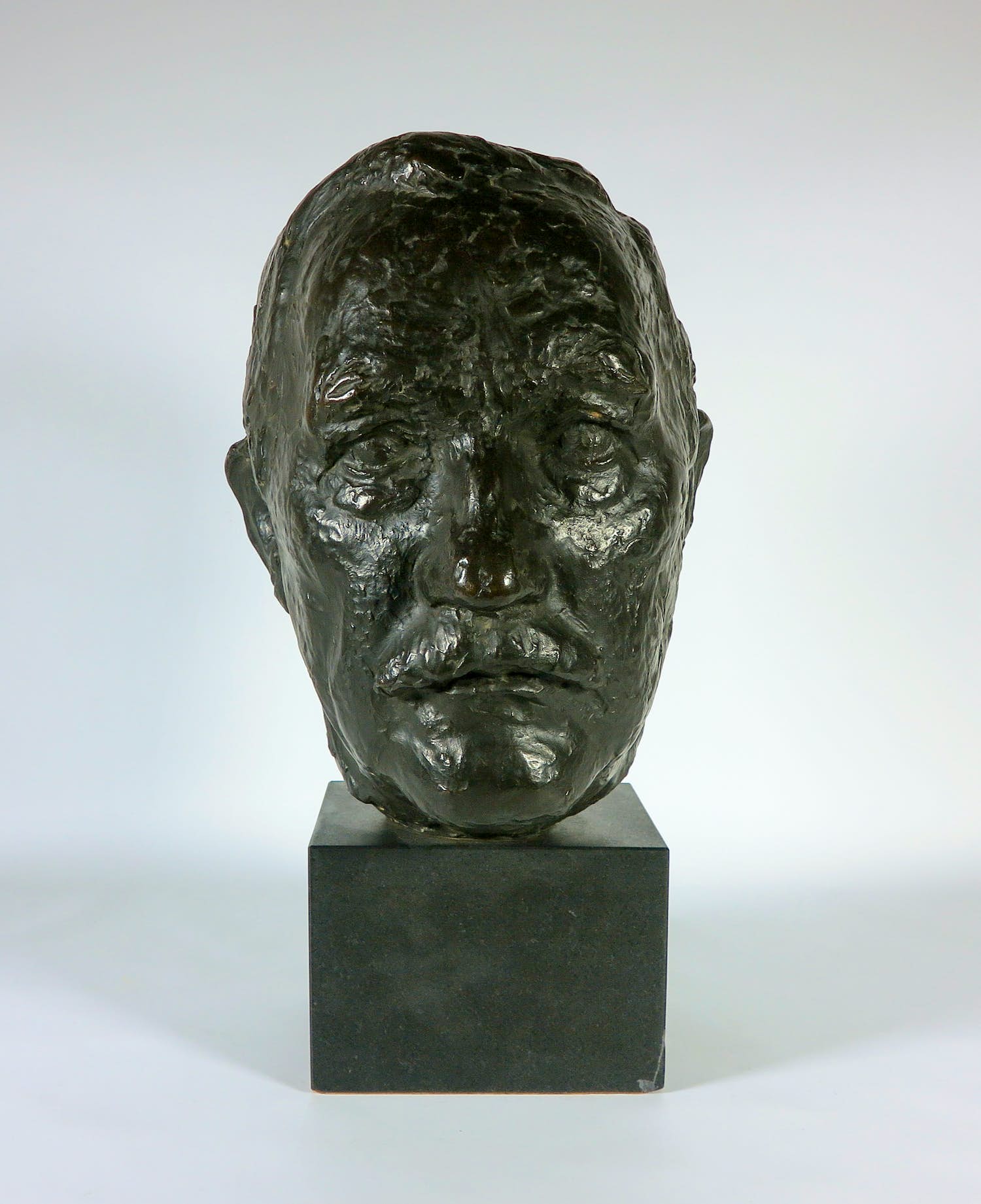 Han Wezelaar - Bronzen beeld op stenen sokkel, Portret van een man verkocht voor € 800!