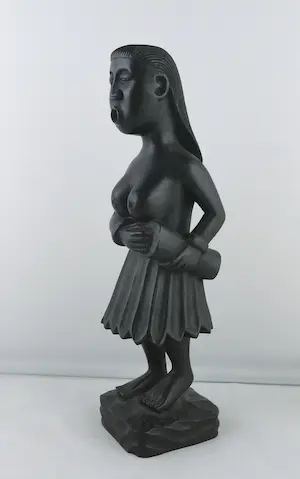 Niet of onleesbaar gesigneerd - Houten beeld, Vrouwfiguur met trommel kopen? Bied vanaf 1!