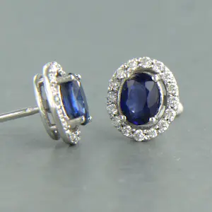 14k wit gouden oorknoppen met saffier  en briljant geslepen diamant 0.24ct kopen? Bied vanaf 390!